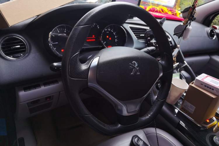 Used Peugeot 3008 2013 1.6THP Automatic Prestige Edition Center Console