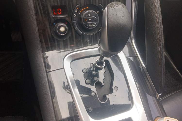 Used Peugeot 3008 2013 1.6THP Automatic Trend Edition Gear Lever
