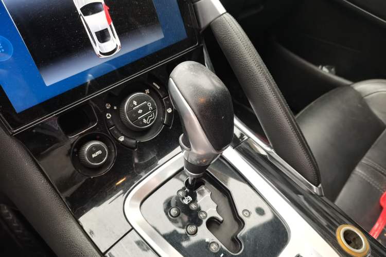Used Peugeot 3008 2013 2.0L Automatic Trend Edition Gear Lever