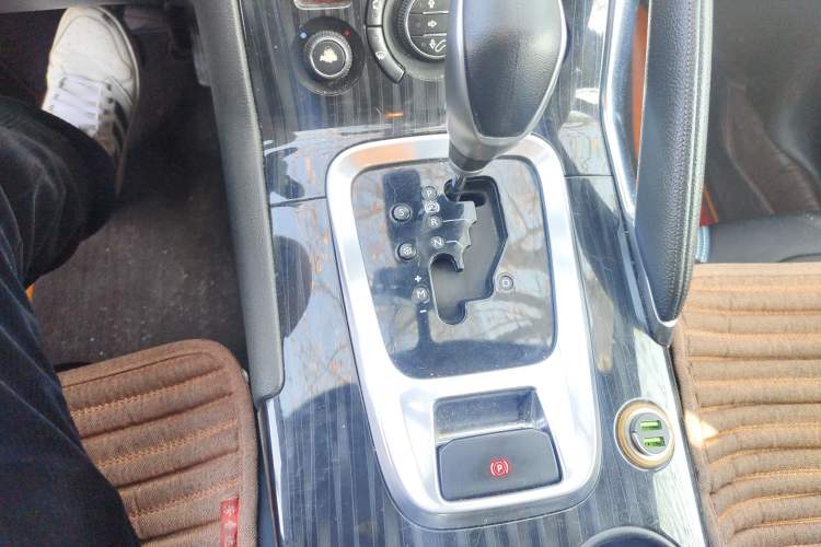 Used Peugeot 3008 2013 1.6THP Automatic Trend Edition Gear Lever