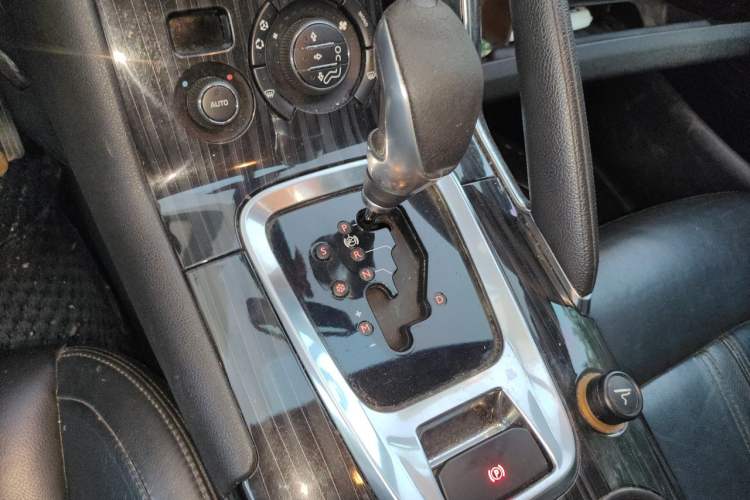 Used Peugeot 3008 2013 1.6THP Automatic Prestige Edition Gear Lever