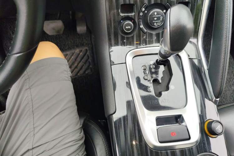 Used Peugeot 3008 2013 2.0L Automatic Trend Edition Gear Lever
