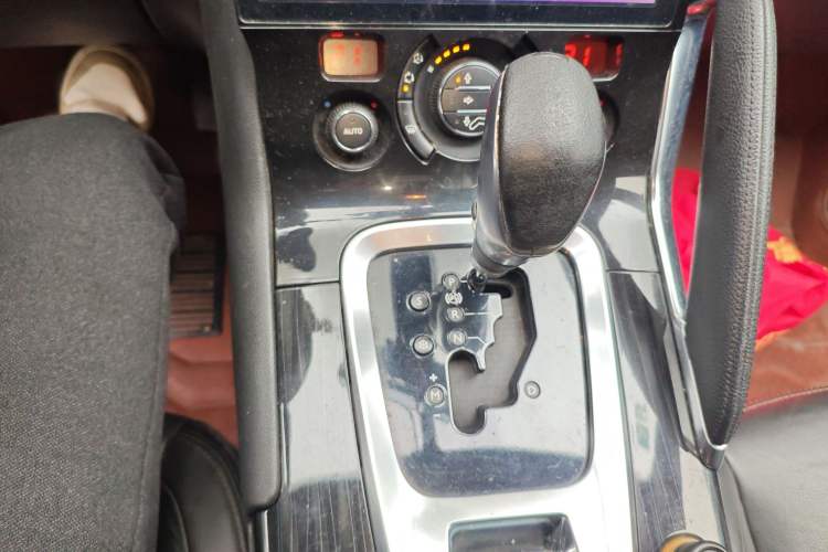 Used Peugeot 3008 2013 1.6THP Automatic Trend Edition Gear Lever