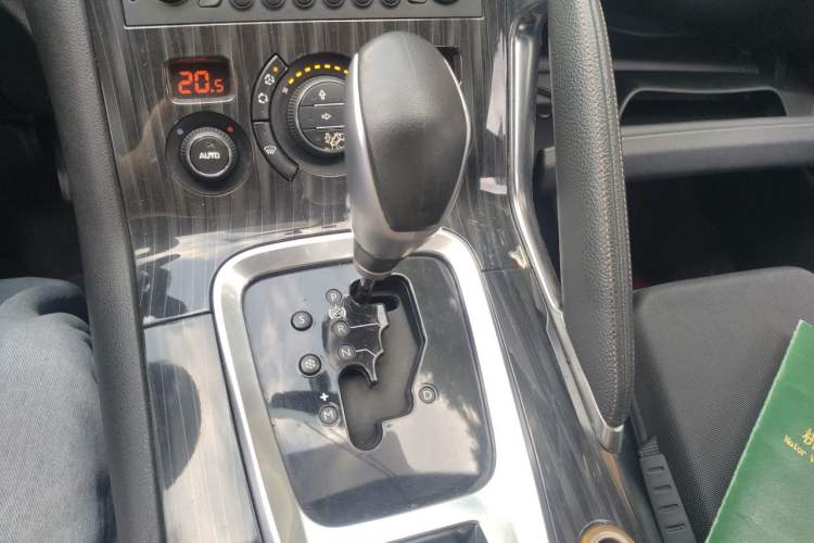 Used Peugeot 3008 2013 1.6THP Automatic Trend Edition Gear Lever