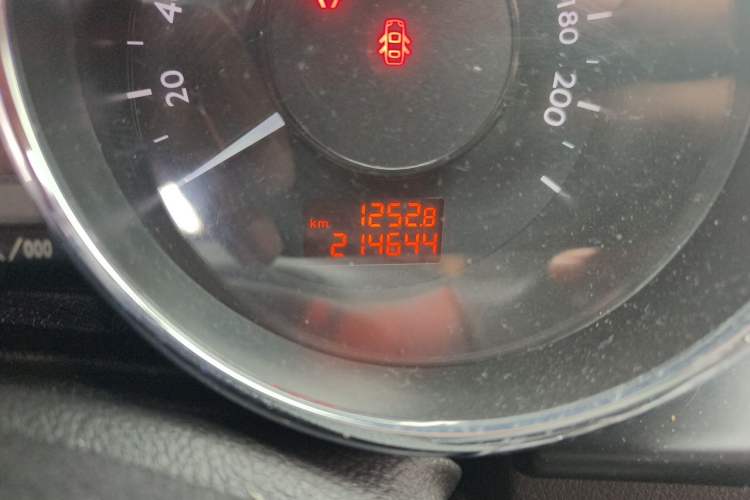 Used Peugeot 3008 2013 1.6THP Automatic Prestige Edition Odometer Close Up