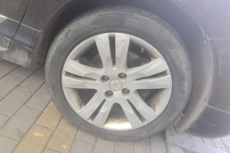 Used Peugeot 3008 2013 1.6THP Automatic Prestige Edition Right Front Wheel Hub