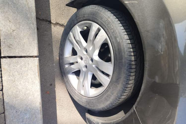 Used Peugeot 3008 2013 1.6THP Automatic Trend Edition Right Front Wheel Hub