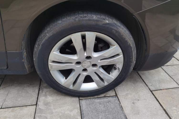 Used Peugeot 3008 2013 1.6THP Automatic Prestige Edition Right Front Wheel Hub
