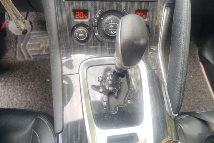 Used Peugeot 3008 2013 2.0L Automatic Trend Edition Gear Lever