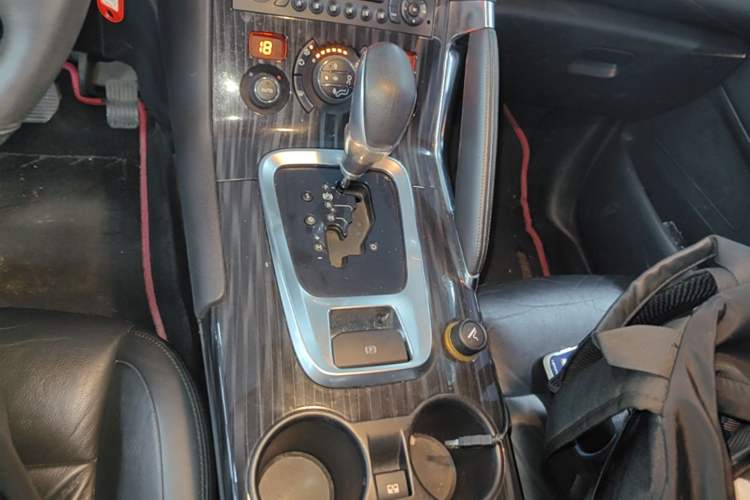 Used Peugeot 3008 2013 2.0L Automatic Trend Edition Gear Lever
