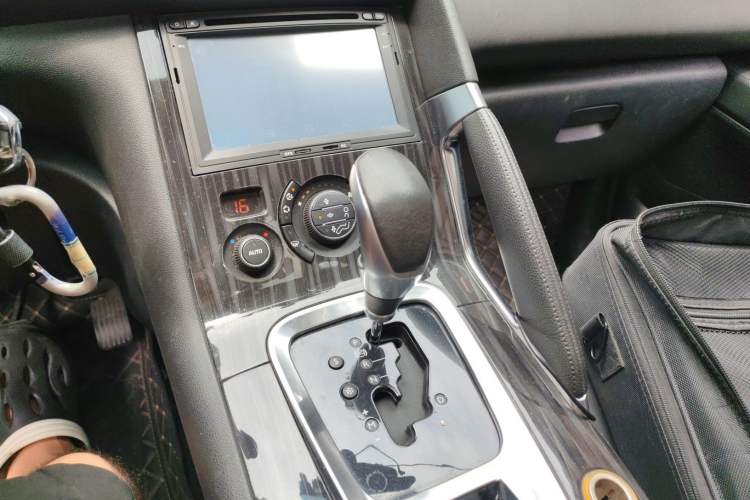 Used Peugeot 3008 2013 2.0L Automatic Trend Edition Gear Lever