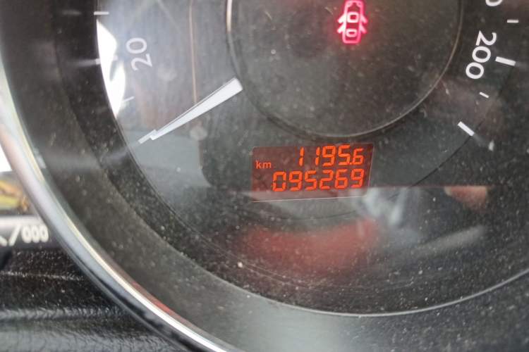 Used Peugeot 3008 2013 1.6THP Automatic Prestige Edition Odometer Close Up
