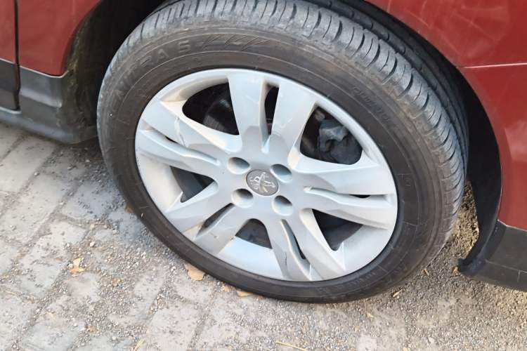 Used Peugeot 3008 2013 1.6THP Automatic Prestige Edition Right Front Wheel Hub