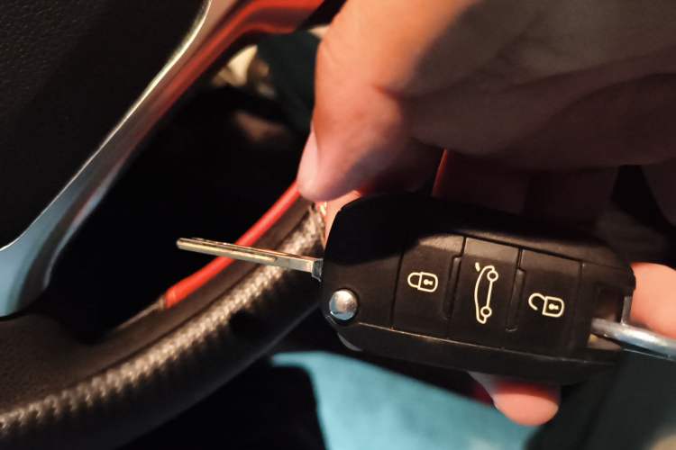 Used Peugeot 3008 2013 2.0L Automatic Classic Edition Vehicle Key