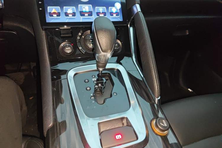 Used Peugeot 3008 2013 2.0L Automatic Trend Edition Gear Lever
