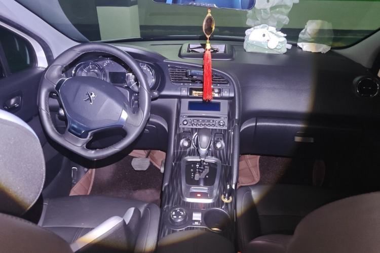 Used Peugeot 3008 2013 1.6THP Automatic Trend Edition Center Console