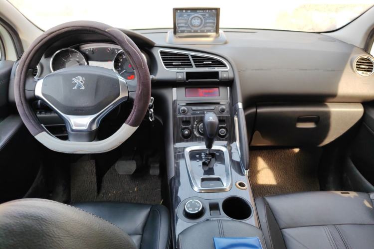 Used Peugeot 3008 2013 1.6THP Automatic Trend Edition Center Console