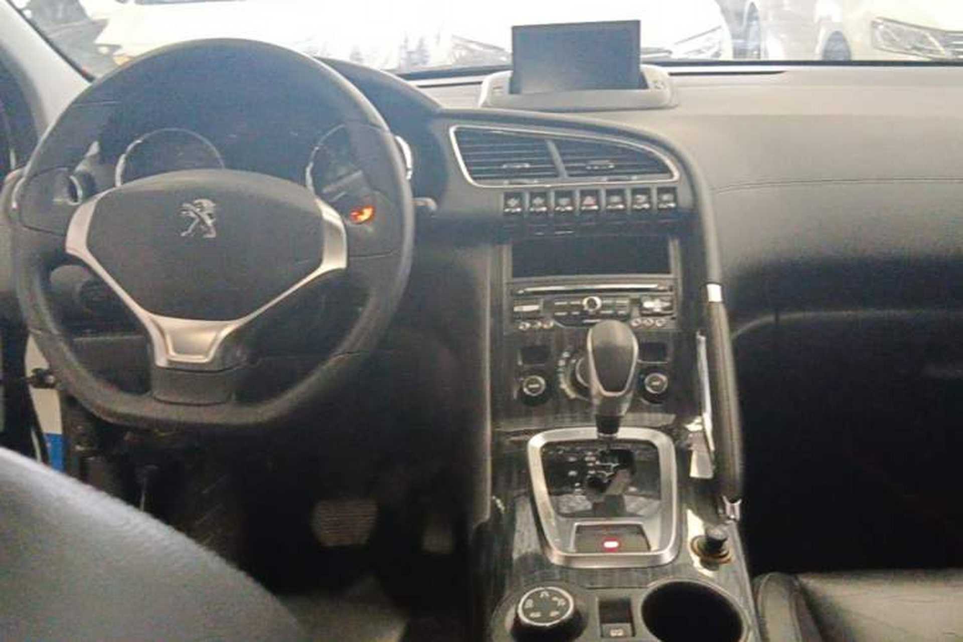 Used Peugeot 3008 2013 1.6THP Automatic Prestige Edition Center Console