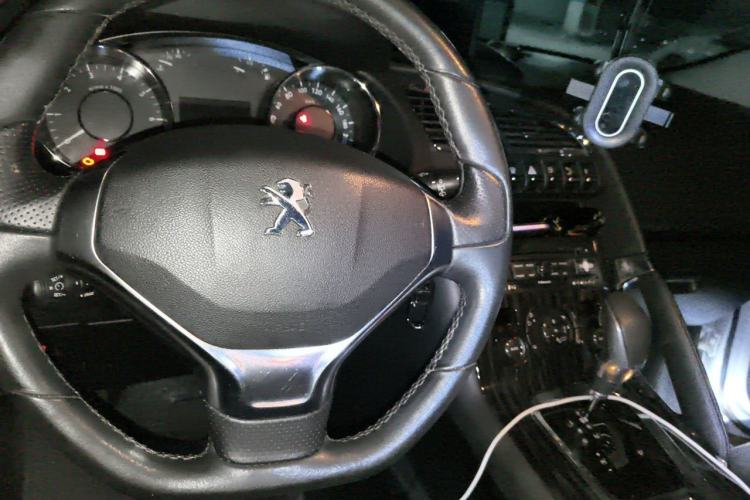 Used Peugeot 3008 2013 1.6THP Automatic Prestige Edition Center Console