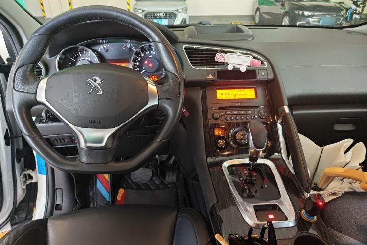 Used Peugeot 3008 2013 2.0L Automatic Trend Edition Center Console