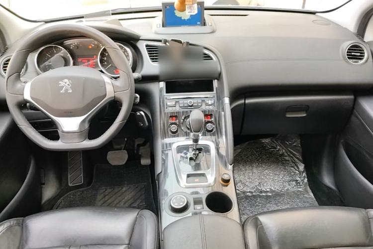 Used Peugeot 3008 2013 1.6THP Automatic Trend Edition Center Console