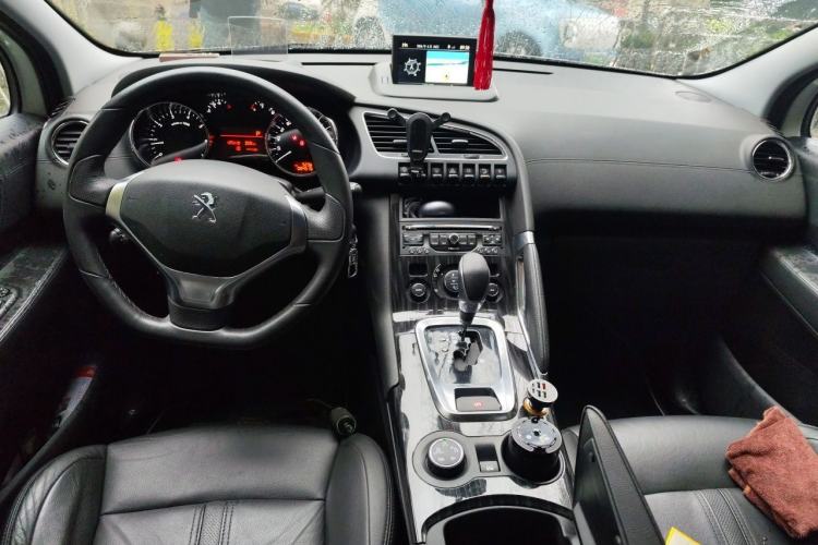 Used Peugeot 3008 2013 1.6THP Automatic Prestige Edition Center Console