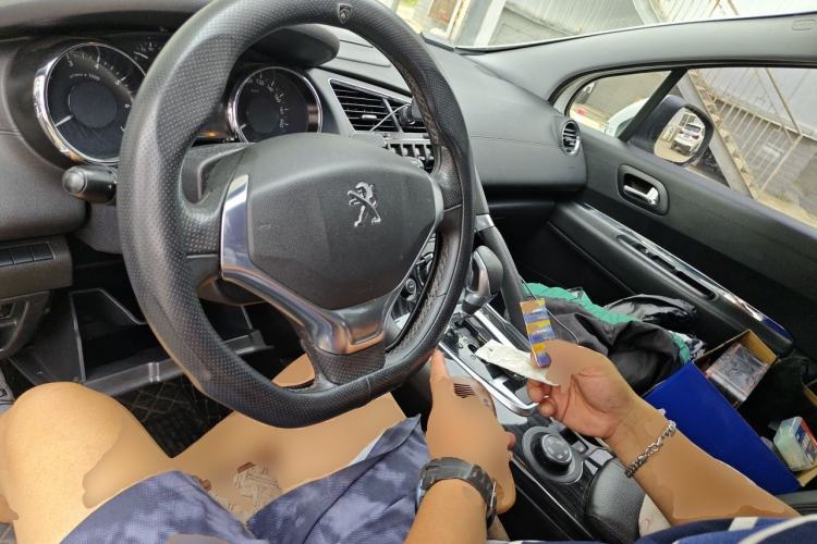 Used Peugeot 3008 2013 1.6THP Roland Garros Edition Center Console