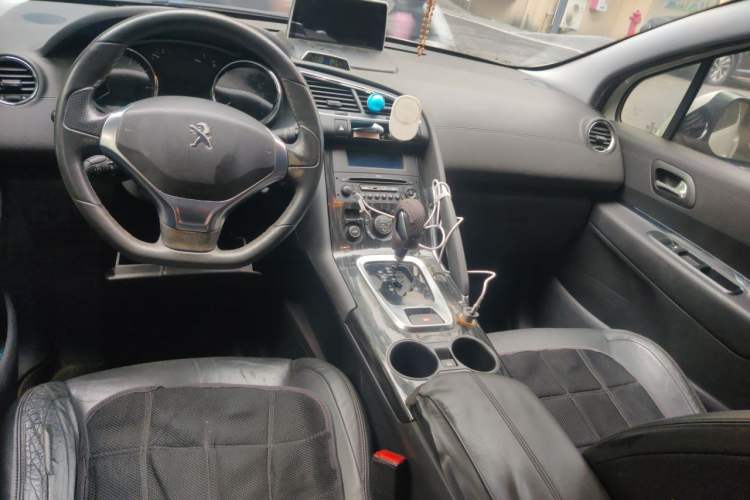 Used Peugeot 3008 2013 2.0L Automatic Trend Edition Center Console