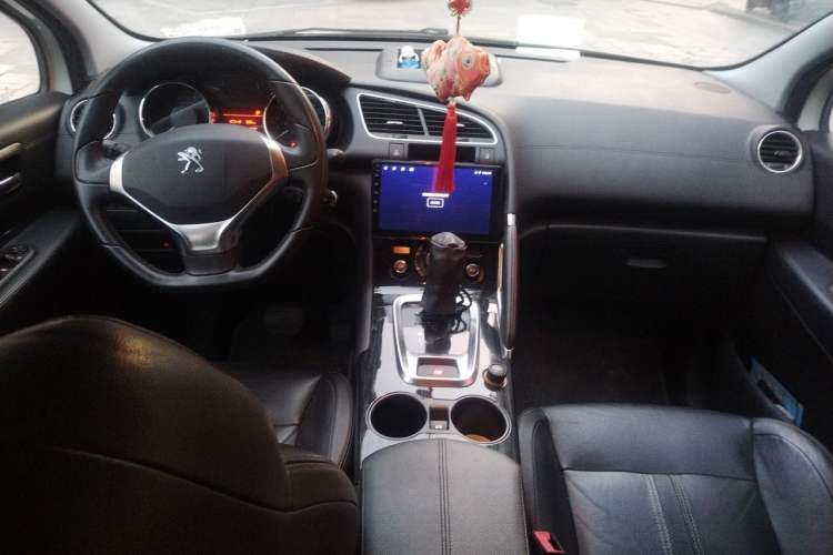 Used Peugeot 3008 2013 2.0L Automatic Trend Edition Center Console