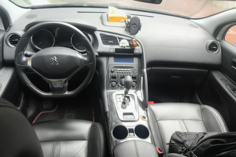 Used Peugeot 3008 2013 2.0L Automatic Trend Edition Center Console