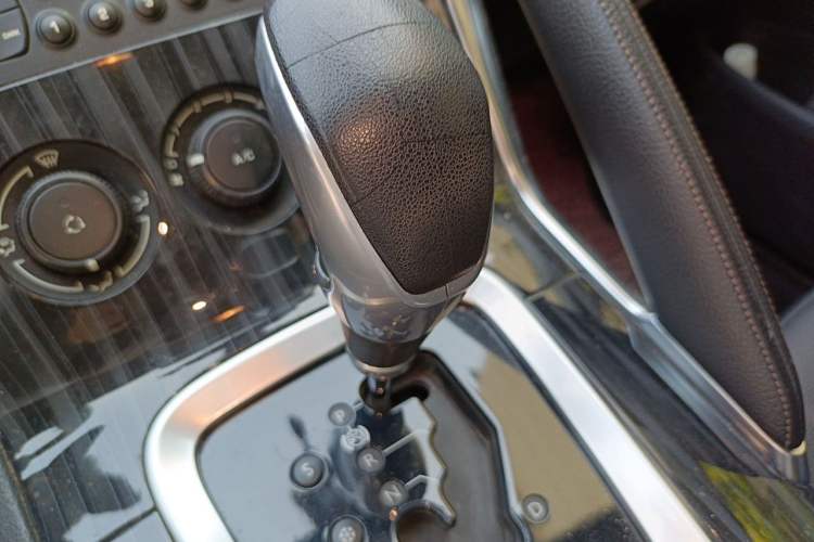 Used Peugeot 3008 2013 2.0L Automatic Classic Edition Gear Lever