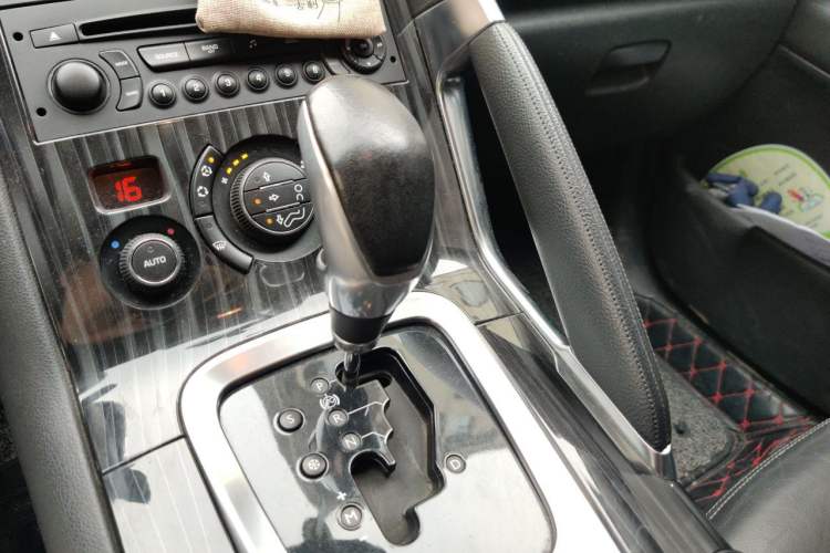 Used Peugeot 3008 2013 2.0L Automatic Trend Edition Gear Lever