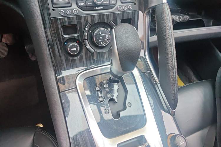 Used Peugeot 3008 2013 1.6THP Automatic Prestige Edition Gear Lever