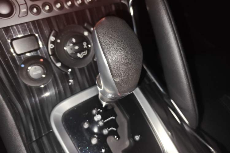 Used Peugeot 3008 2013 1.6THP Automatic Trend Edition Gear Lever