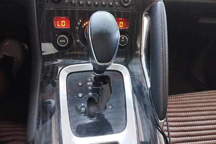 Used Peugeot 3008 2013 2.0L Automatic Trend Edition Gear Lever