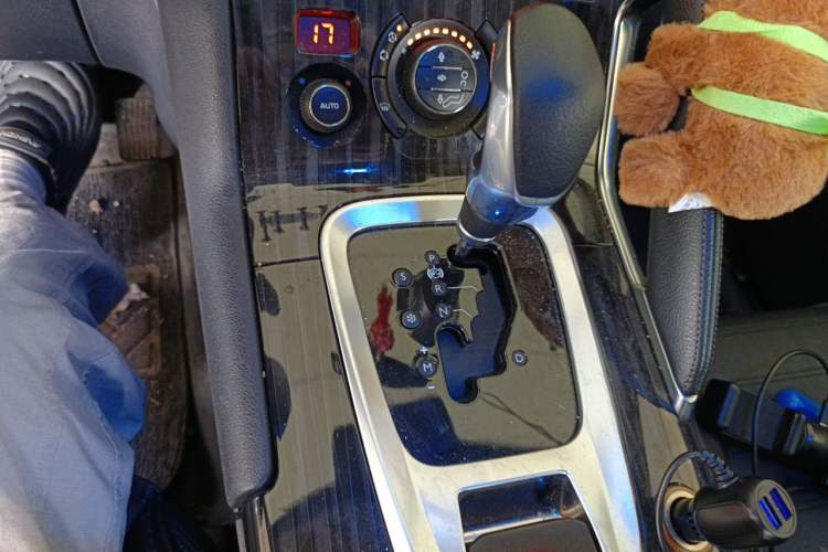 Used Peugeot 3008 2013 2.0L Automatic Trend Edition Gear Lever