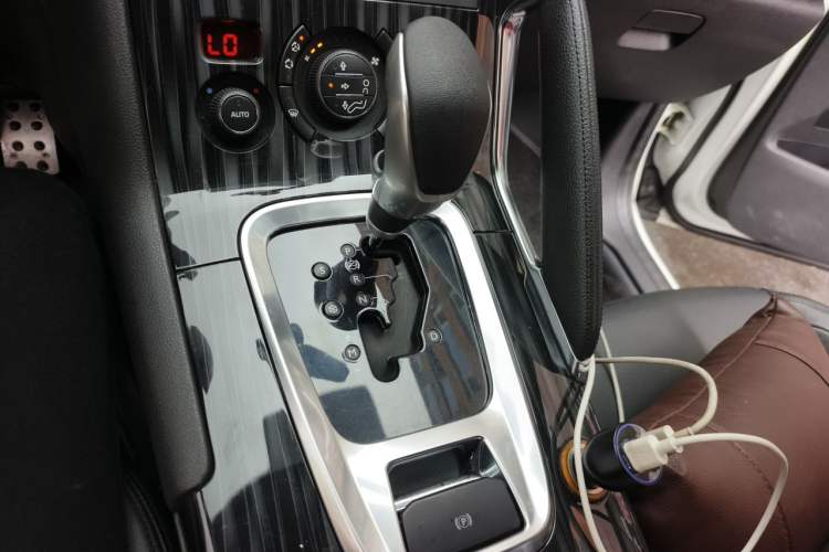 Used Peugeot 3008 2013 1.6THP Automatic Trend Edition Gear Lever