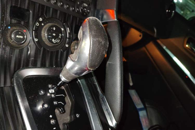 Used Peugeot 3008 2013 2.0L Automatic Trend Edition Gear Lever