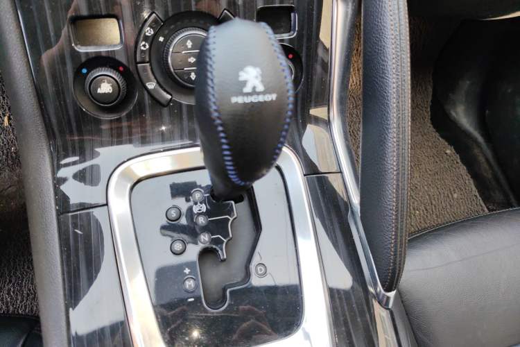 Used Peugeot 3008 2013 1.6THP Automatic Trend Edition Gear Lever