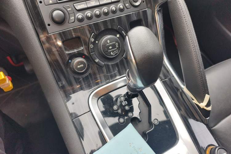 Used Peugeot 3008 2013 2.0L Automatic Trend Edition Gear Lever