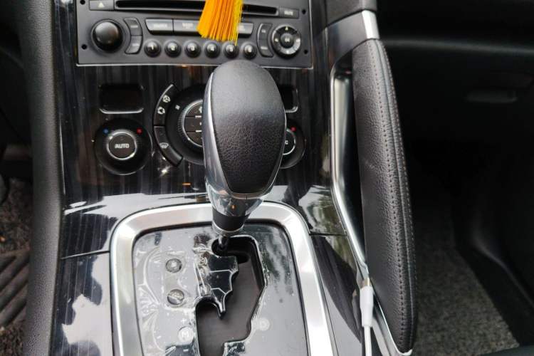 Used Peugeot 3008 2013 2.0L Automatic Trend Edition Gear Lever