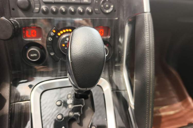 Used Peugeot 3008 2013 2.0L Automatic Trend Edition Gear Lever
