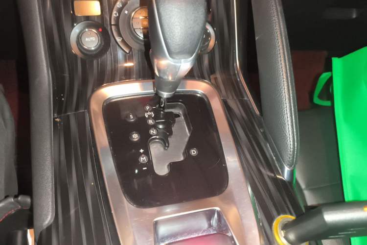 Used Peugeot 3008 2013 2.0L Automatic Trend Edition Gear Lever