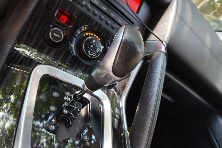 Used Peugeot 3008 2013 2.0L Automatic Trend Edition Gear Lever