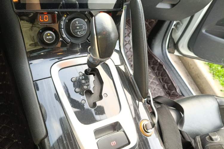 Used Peugeot 3008 2013 2.0L Automatic Trend Edition Gear Lever