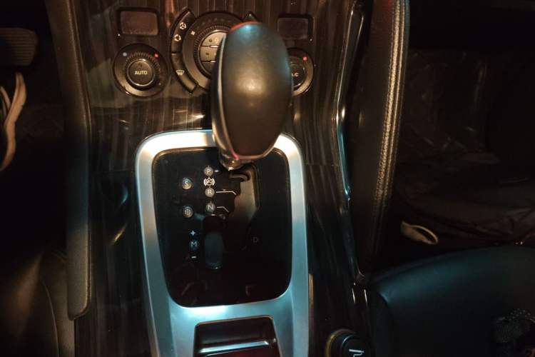 Used Peugeot 3008 2013 2.0L Automatic Trend Edition Gear Lever