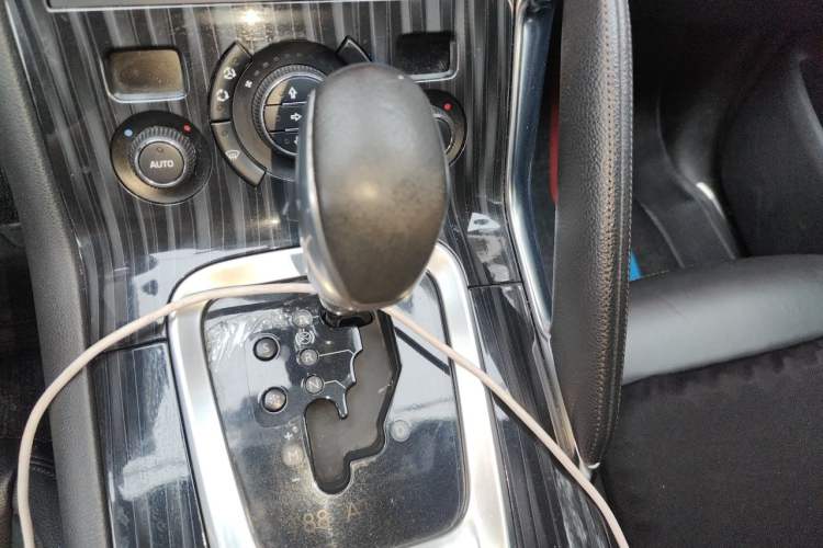 Used Peugeot 3008 2013 1.6THP Automatic Trend Edition Gear Lever