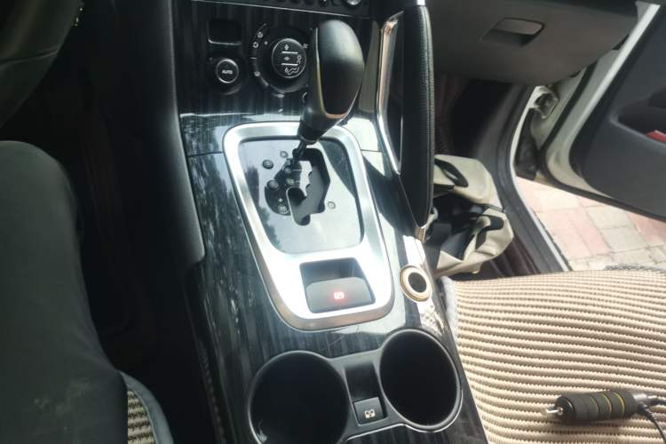 Used Peugeot 3008 2013 2.0L Automatic Trend Edition Gear Lever