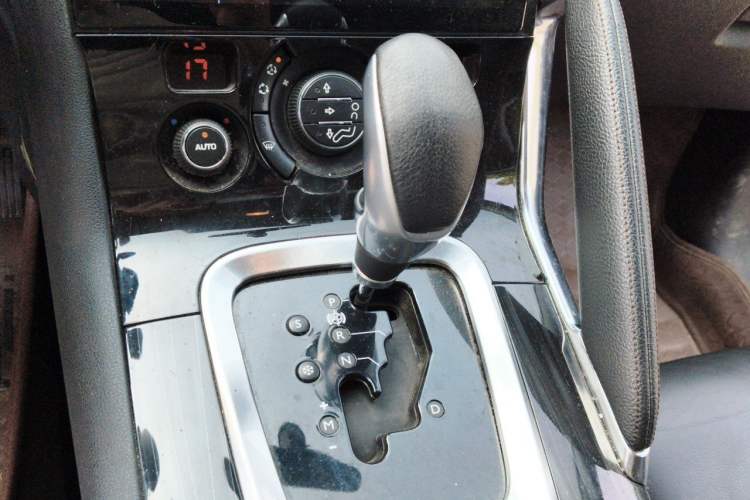 Used Peugeot 3008 2013 2.0L Automatic Trend Edition Gear Lever