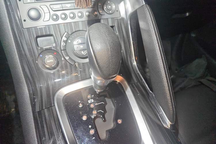Used Peugeot 3008 2013 2.0L Automatic Trend Edition Gear Lever